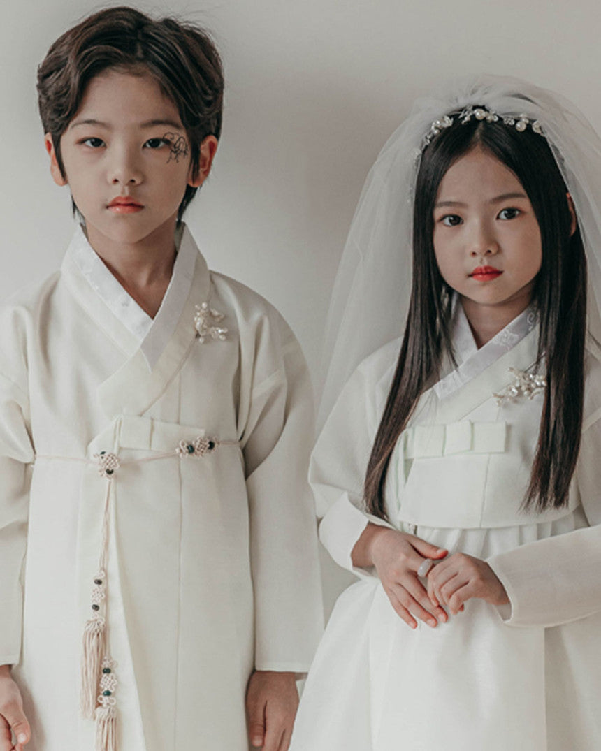 Cheonyeo Gwishin White Girl Hanbok (100D-15YR)