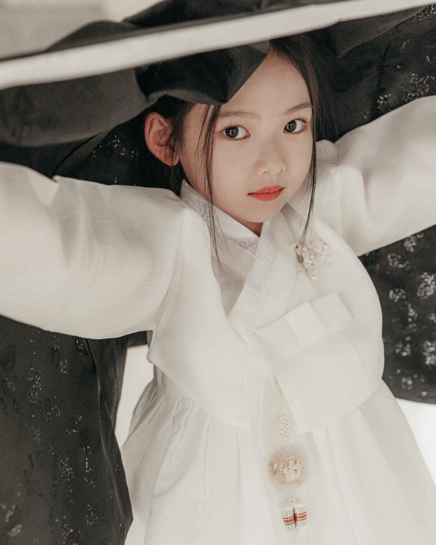 Cheonyeo Gwishin White Girl Hanbok (100D-15YR)
