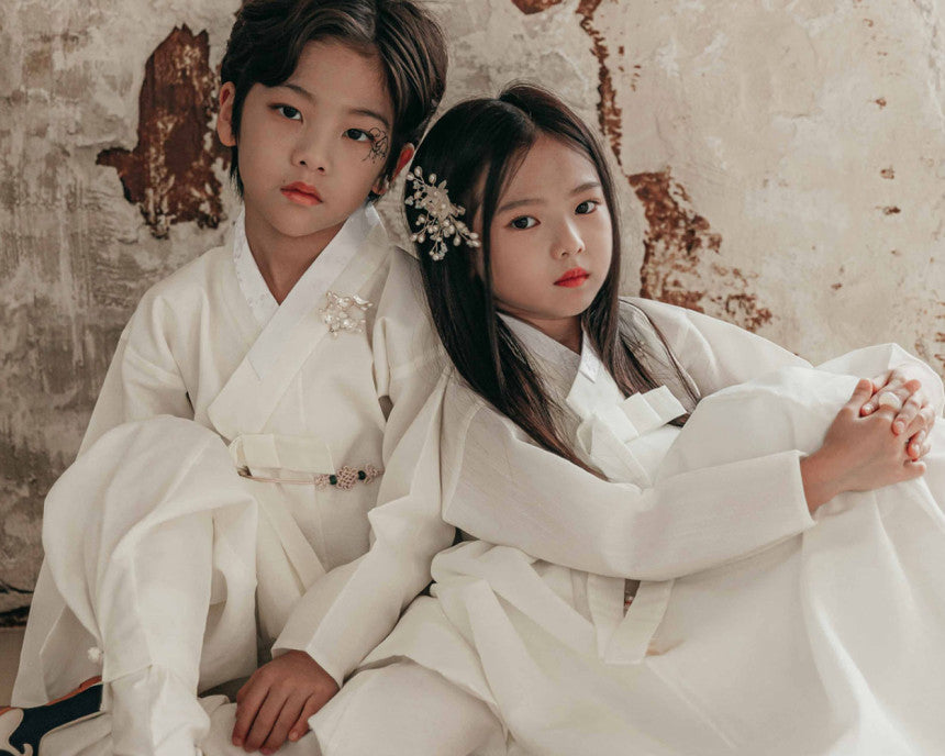 Cheonyeo Gwishin White Girl Hanbok (100D-15YR)