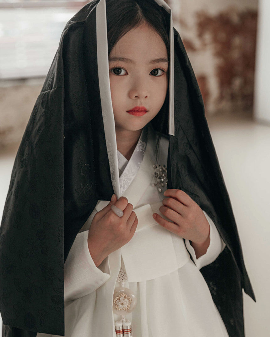 Cheonyeo Gwishin White Girl Hanbok (100D-15YR)