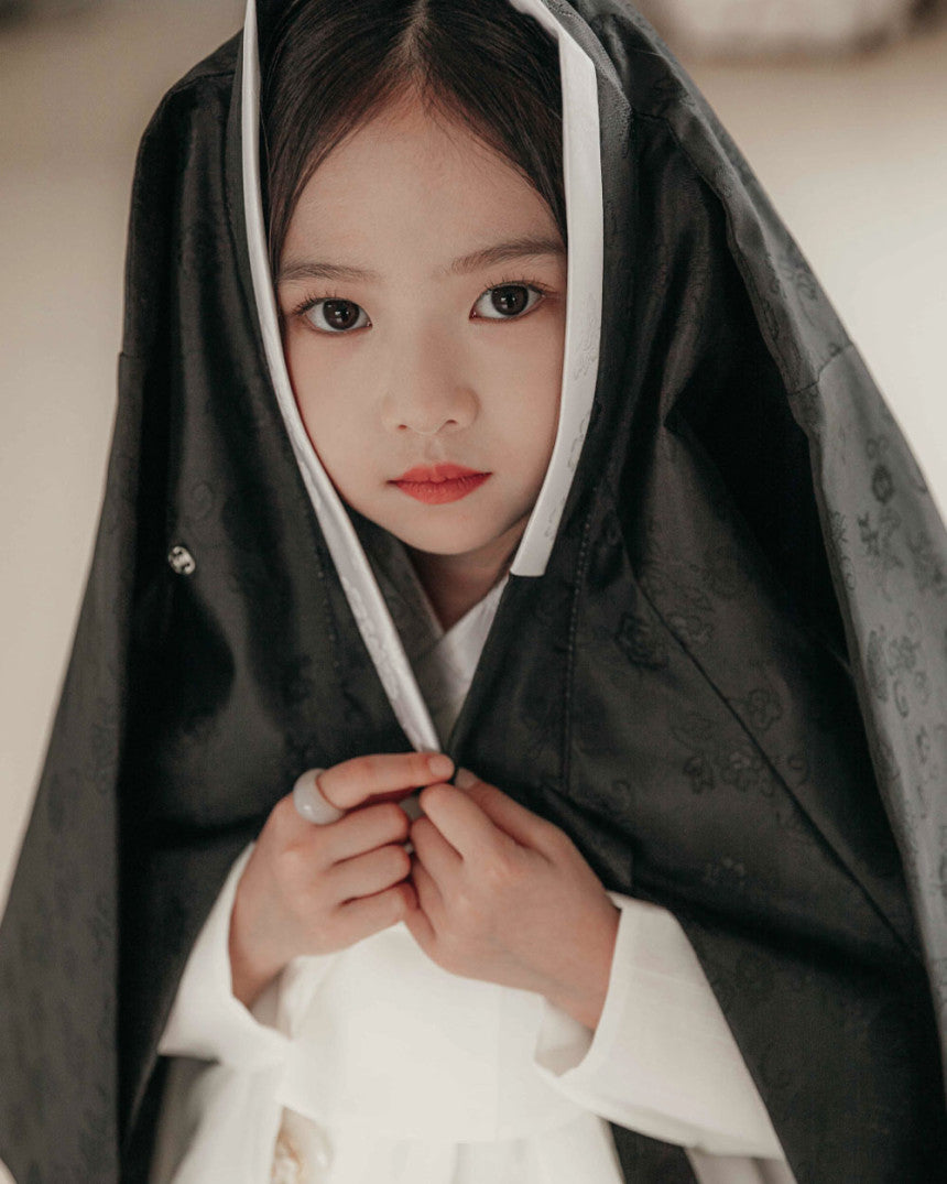 Cheonyeo Gwishin White Girl Hanbok (100D-15YR)