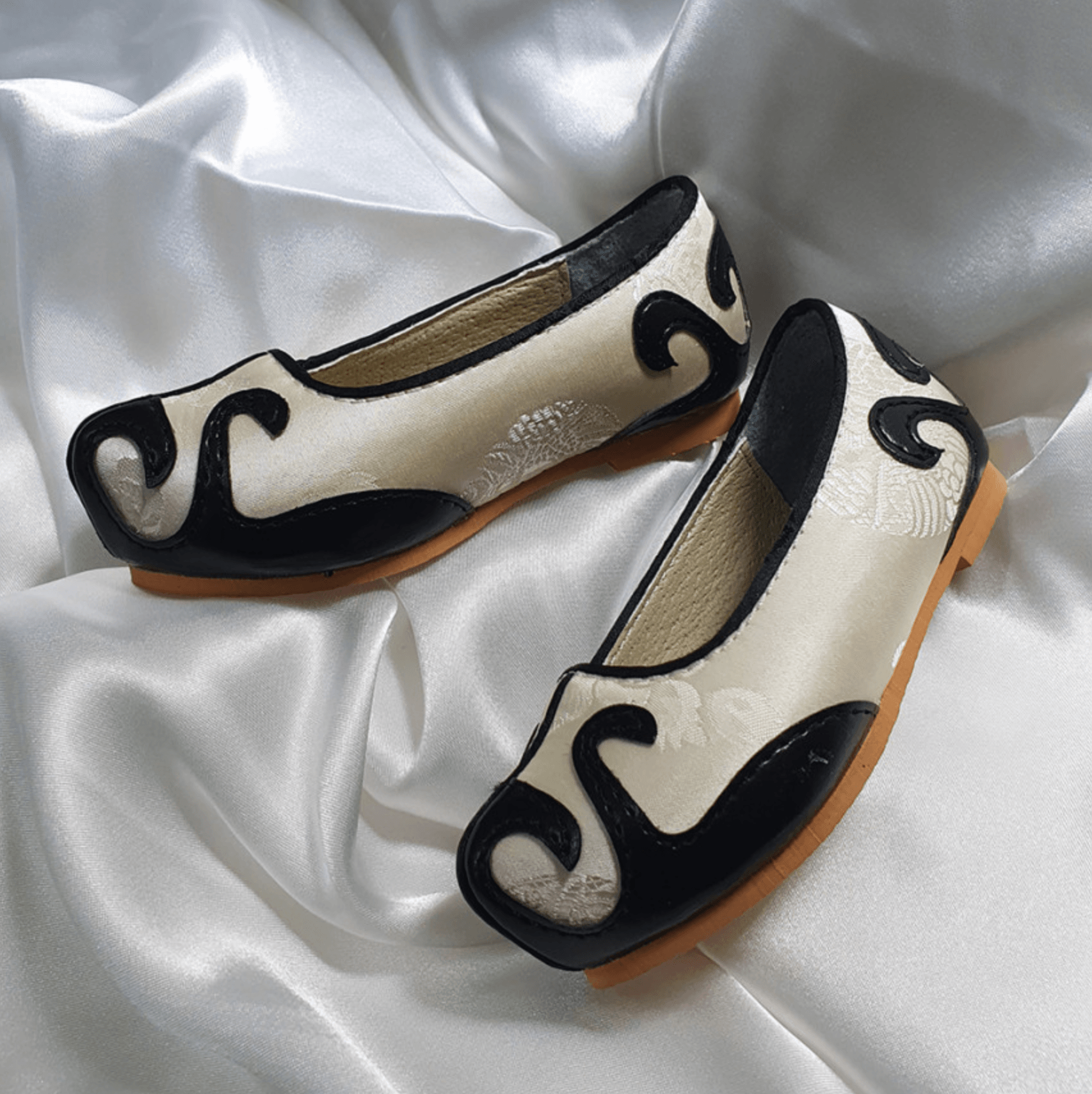 Ivory/Black Boy Hanbok Shoes (130~140mm) - Native Korean