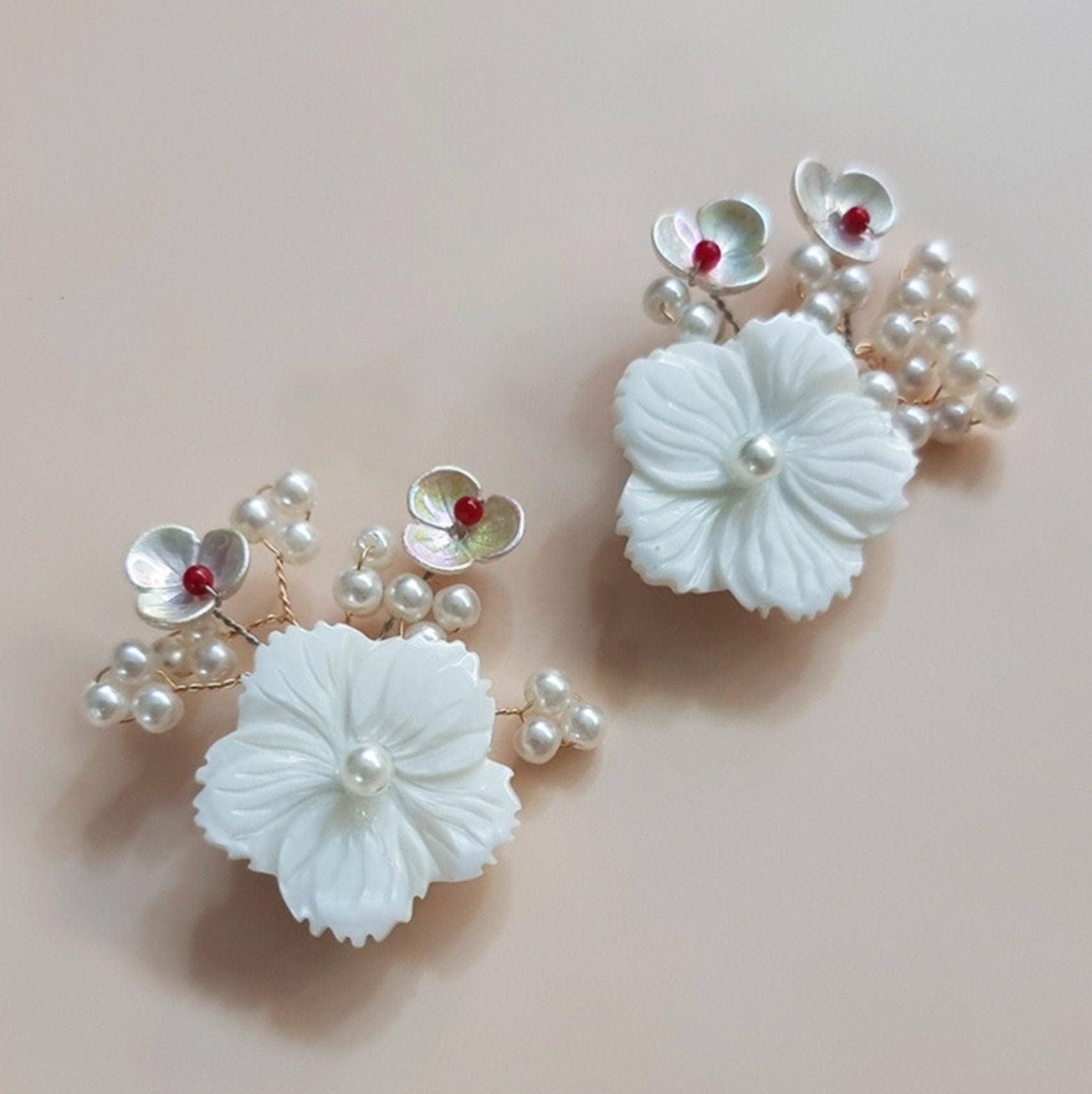 White Flowers Tassel Brooch - Native Korean